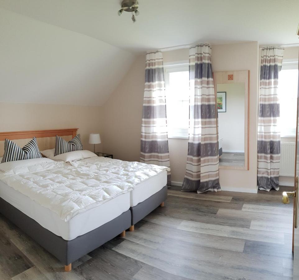 Ferienapartment Wiese & Meer Auf Ruegen Neddesitz Esterno foto